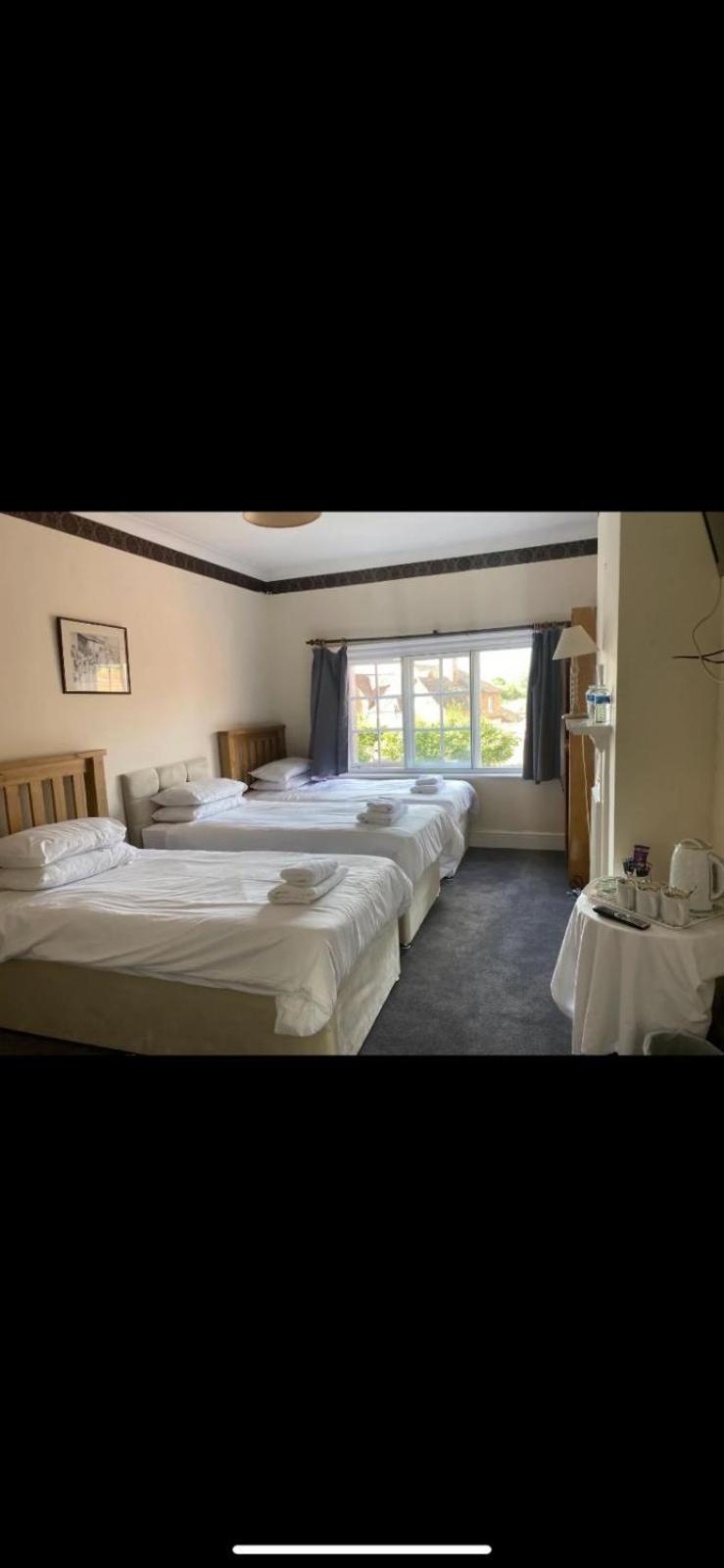 The Cranley Hotel Cranleigh Buitenkant foto