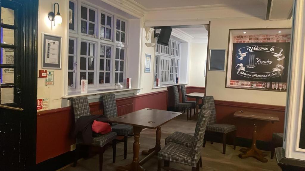 The Cranley Hotel Cranleigh Buitenkant foto